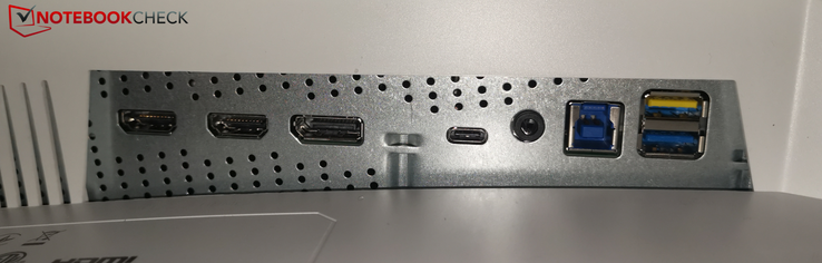 Posteriore sinistro: 2x HDMI 2.0, DP, USB-C 3.0, jack per cuffie, USB-B, 2x USB-A