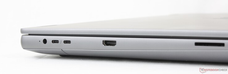 A sinistra: adattatore AC, 2x USB-C Thunderbolt 5 con DisplayPort 2.1 + Power Delivery (80 Gbps), HDMI 2.1, lettore di schede SD