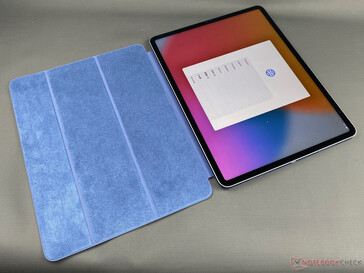 L'iPad Pro 12.9 (2021) nella sua custodia Smart Folio. (Fonte: NotebookCheck)