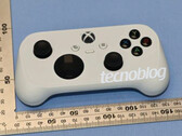 Il nuovo controller Xbox di Microsoft ha un fattore di forma relativamente tozzo.