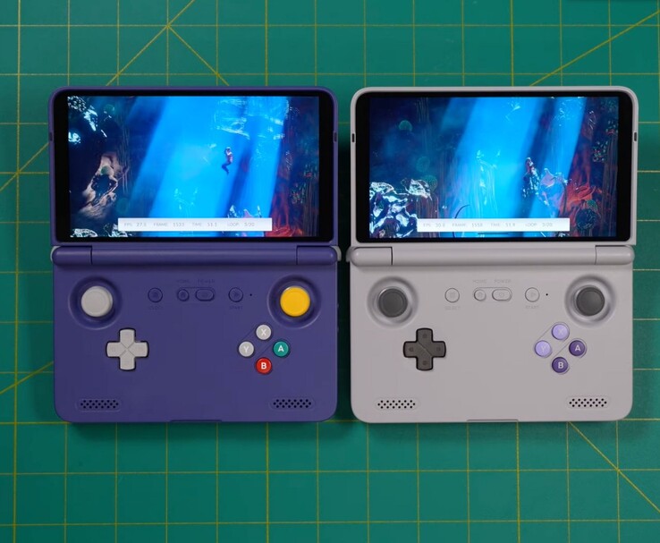 La variante Retroid Pocket Flip 2 Dimensity 1100 (a sinistra) accanto al modello originale Snapdragon 865 (a destra), entrambi eseguono lo stesso gioco durante i test di benchmark. (Fonte immagine: Retro Game Corps su YouTube)