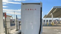 Una pila Tesla Megacharger (immagine: RodneyaKent/X)