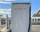Una pila Tesla Megacharger (immagine: RodneyaKent/X)