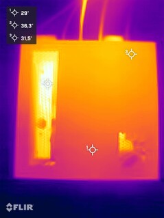 Minisforum MS-02 Ultra durante lo stress test (lato superiore)