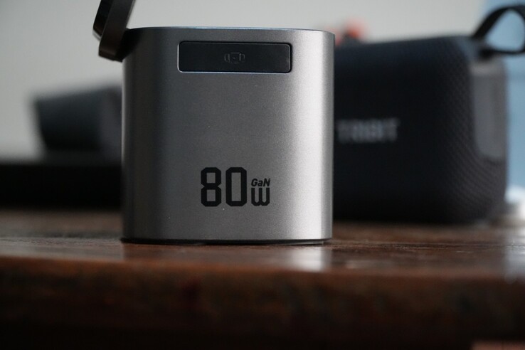 La stazione di ricarica AceFast 6-in-1 eroga una potenza massima di 80 W