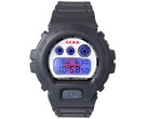 Casio G-Shock DW-6900 x F.C. Real Bristol con la retroilluminazione EL blu accesa, che rivela un logo Bristol rosso nascosto dietro il display digitale.