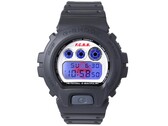 Casio G-Shock DW-6900 x F.C. Real Bristol con la retroilluminazione EL blu accesa, che rivela un logo Bristol rosso nascosto dietro il display digitale.