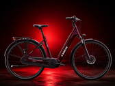 La e-bike District+ nella variante di colore “cobra blood”