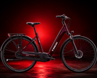 La e-bike District+ nella variante di colore “cobra blood”