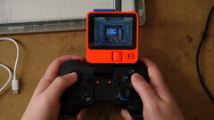 Giocare su Rabbit R1 non è poi così male se si dispone di un controller wireless e non ci si preoccupa dello schermo minuscolo (fonte: Bringus Studios)