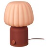 La lampada con altoparlante Bluetooth Kulglass di IKEA in rosso-marrone-rosa (fonte: IKEA)