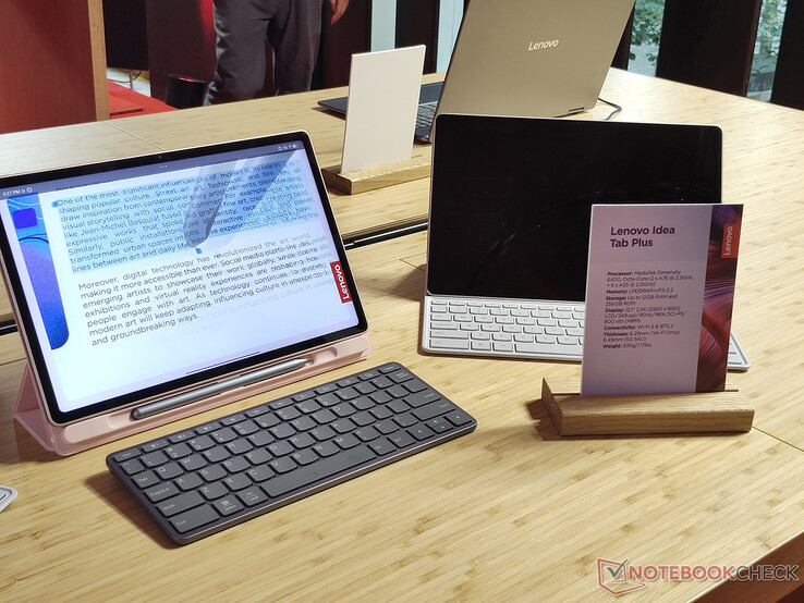 Il tablet con gli accessori (Fonte: Notebookcheck)