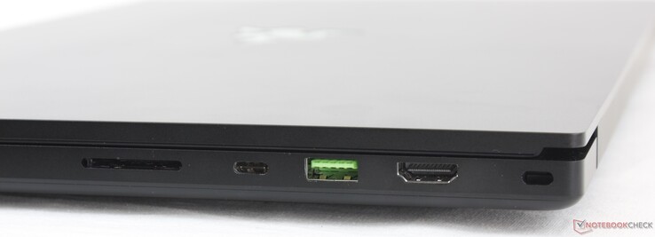 A destra: Lettore SD UHS-III, USB Type-C + Thunderbolt 3, USB 3.2 Gen. 2, HDMI 2.0b, Kensington Lock