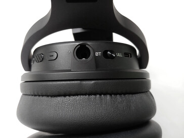 Grandi pulsanti di controllo, porta USB-C e jack audio da 3,5 mm (1/8