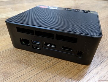 Posteriore: Gigabit RJ-45, USB-A 3.2, USB-A 2.0, DisplayPort 1.4, HDMI 2.0