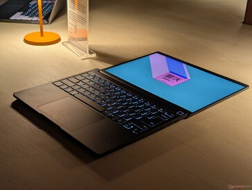 Fortunatamente, le cerniere del nuovo design possono ancora aprirsi a 180 gradi, una caratteristica che abbiamo apprezzato del modello originale