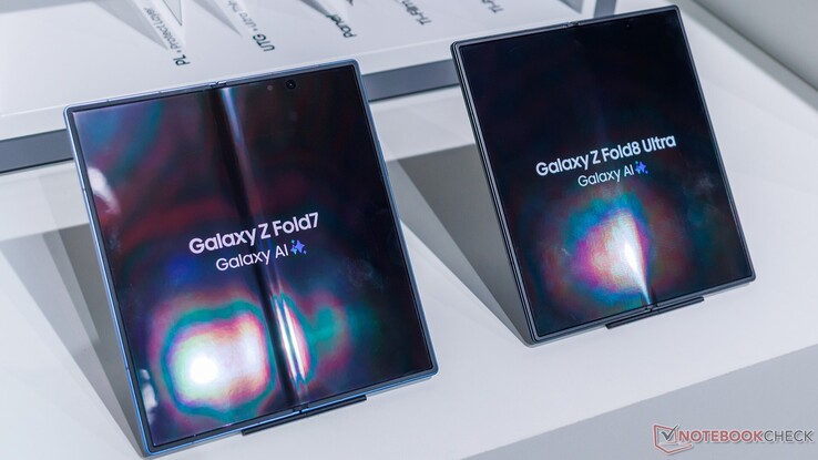 La piega presente sul Galaxy Z Fold7 (presumibilmente dovuta all’uso) rispetto a un Galaxy Z Fold8 Ultra nuovo.