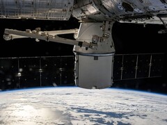 Immagine che mostra un satellite in orbita intorno alla Terra. (Fonte: SpaceX-Imagery - Pixabay)