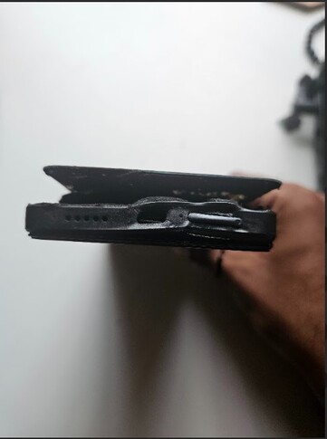 Un'immagine del lato inferiore dell'esploso di Xiaomi Redmi Note 13 Pro 5G (Fonte immagine: Sri Varshan; screenshot)