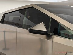 La guida di sbalzo in acciaio inox del Cybertruck potrebbe staccarsi a causa del deterioramento dell'adesivo. (Fonte: Notebookcheck)