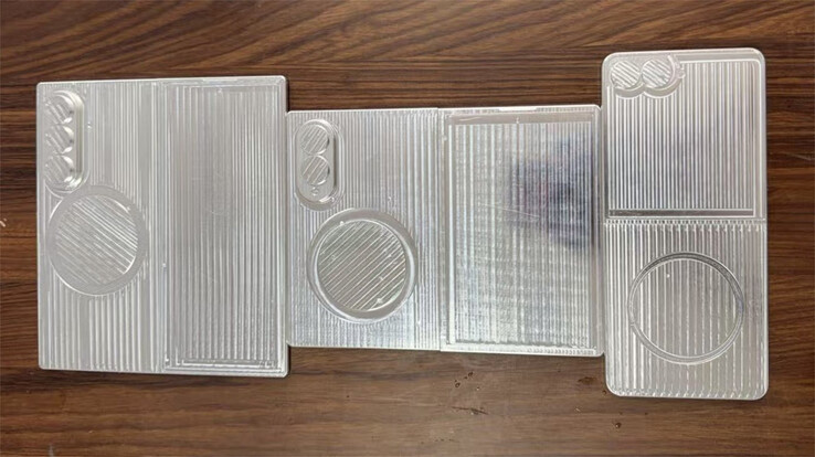 Galaxy Z Fold8, Galaxy Z Wide Fold e Galaxy Z Flip8, da sinistra a destra, nei loro stati aperti.