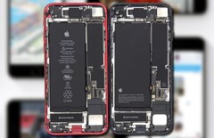 Apple iPhone SE 2 (a sinistra) a confronto con l&#039;iPhone SE 3 (a destra). (Fonte immagine: PBKreviews/Apple - modificato)