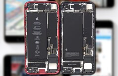 Apple iPhone SE 2 (a sinistra) a confronto con l'iPhone SE 3 (a destra). (Fonte immagine: PBKreviews/Apple - modificato)