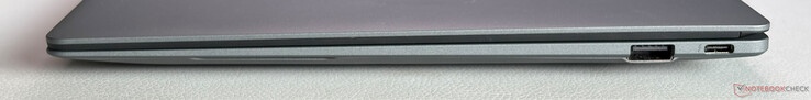 Destra: USB-A 3.2 Gen 2 (10 Gbps), USB-C 4.0 con Thunderbolt 4 (40 Gbps, DisplayPort 1.4, Power Delivery 3.0)