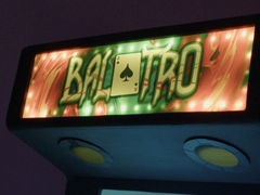 Logo Balatro su una macchina da sala giochi