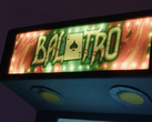 Logo Balatro su una macchina da sala giochi