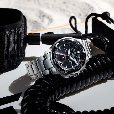 Immagine dello stile di vita di Citizen Promaster Wave Tracker JV3001-53E che riposa accanto ad attrezzature da vela e accessori marini neri.