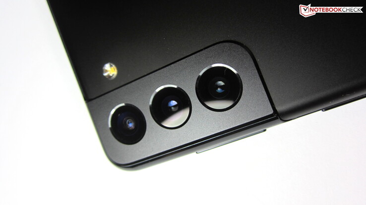 Teleobiettivo da 64 MP, fotocamera grandangolare da 12 MP, fotocamera ultra grandangolare da 12 MP: La configurazione della fotocamera del Galaxy S21+.