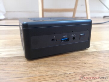Lato anteriore: USB-C con Thunderbolt 3, USB 3.1 Gen. 2, 3.5 mm combo audio, pulsante di accensione