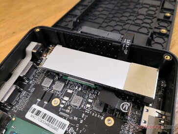 Lo slot M.2 2280 SATA III non supporta gli SSD NVMe. Un diffusore di calore in alluminio molto sottile è incluso nella nostra unità di test