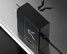 Il caricabatterie per laptop Bellator 245W è dotato di un connettore DC rotondo 5525. Nella foto: l'alimentatore sopra un laptop.
