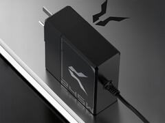 Il caricabatterie per laptop Bellator 245W è dotato di un connettore DC rotondo 5525. Nella foto: l'alimentatore sopra un laptop.