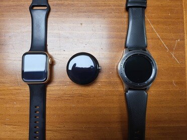 40 mm Apple Watch a sinistra, 46 mm Galaxy Watch a destra.
