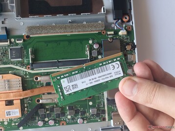 Asus VivoBook 17: Massimo 40 GB di RAM (32 GB SODIMM + 8 GB saldati)