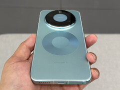 Il Huawei Mate 80 Pro Max nella sua finitura blu chiaro. (Fonte: fenibook)