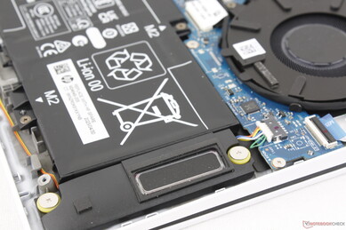 I diffusori stereo con apertura verso il basso, vicino agli angoli anteriori, non producono alcun rumore, anche ad alto volume