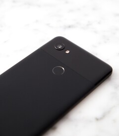 Il Pixel 2 XL supporta Android 12 attraverso ProtonAOSP. (Fonte: Charles Deluvio)