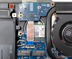 Il modulo Intel AX211 Wi-Fi 6E è nascosto sotto l'unità SSD M.2 primaria