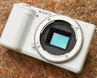 La ZV-E10 di Sony, lanciata nel 2021, è una fotocamera compatta APS-C con attacco E di Sony e numerose funzionalità premium. (Fonte: Sony)