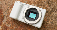 La ZV-E10 di Sony, lanciata nel 2021, è una fotocamera compatta APS-C con attacco E di Sony e numerose funzionalità premium. (Fonte: Sony)