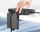 Il Surface Thunderbolt 4 Dock e il suo supporto da tavolo costano complessivamente 329,98 dollari. (Fonte: Cable Matters)