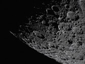 Un'immagine che mostra la superficie della Luna.