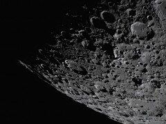 Un'immagine che mostra la superficie della Luna.