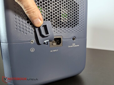 La porta di ricarica AC si trova sulla destra, insieme alle doppie ventole di raffreddamento.