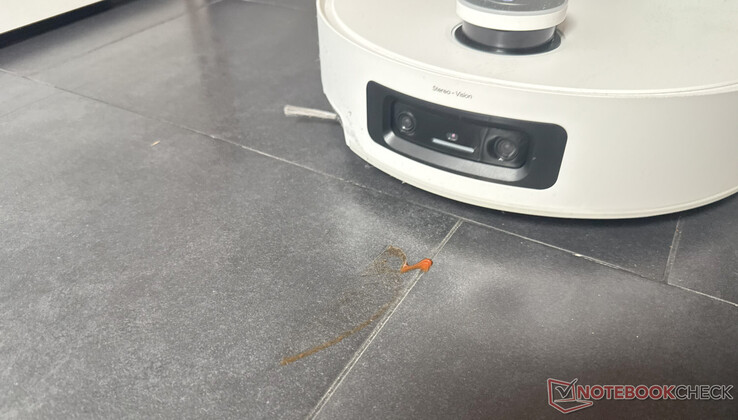 Gli ultimi resti di una macchia di ketchup leggermente essiccata, prima che venga quasi completamente rimossa