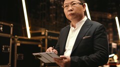 Mentre i Mate XT saranno lanciati prima dell'iPhone 17 di Apple, il Samsung Galaxy tri-fold seguirà probabilmente alla fine di settembre. (Fonte: Huawei)